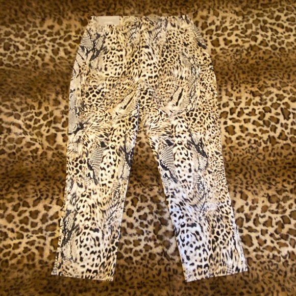 NWT Chicos leopard 🐆 print capris elastic insert waist, side vents. Size 5 - Picture 7 of 10